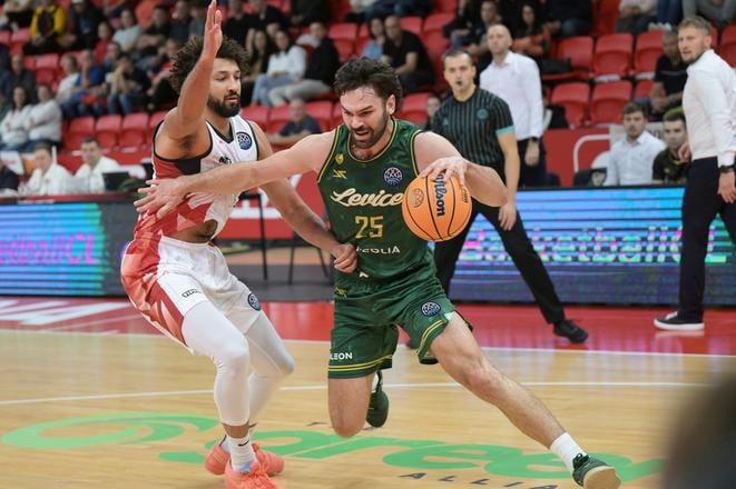 Will Carius z tímu Levíc (vpravo) a Brady Skeens (Szolnoki Olajbányász) počas zápasu 1. kola F-skupiny basketbalovej Ligy majstrov.
