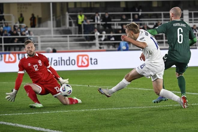 Topi Keskinen (16) sa snaží prekonať brankáry Litvy Tomasa Svedkauskasa. Z kvalifikačného stretnutia o postup na MS 2026 Fínsko - Litva 2:1.