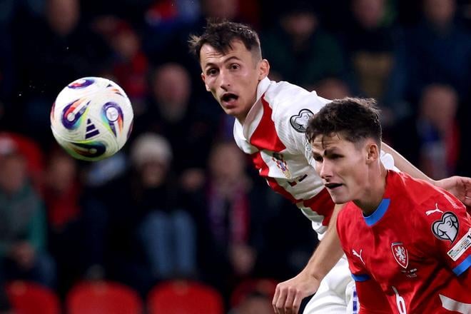 Futbalista Chorvátska Ante Budimir (vľavo) a Čech Martin Vitík bojujú o loptu v zápase L-skupiny európskej kvalifikácie MS2026 Česko - Chorvátsko v Prahe.
