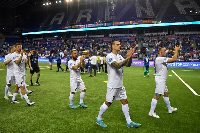 Takto sa Slováci lúčili po štvrťfinálovej prehre na ME v malom futbale s divákmi v Košiciach. Vtedy ešte netušili, že o štyri roky budú mať šancu hrať na Eure opäť pred domácim, hoci tentoraz bratislavským publikom.