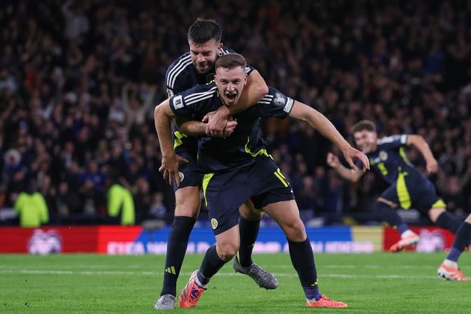 Lewis Ferguson zo Škótska sa teší z gólu so spoluhráčom Grantom Hanleyom počas zápasu C-skupiny európskej kvalifikácie MS 2026 vo futbale Škótsko - Grécko.