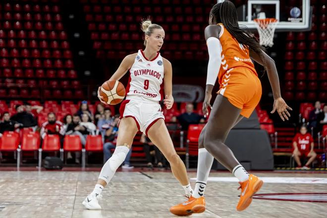 Takto sa prvý raz vo svojej kariére predstavila Ivana Jakubcová (s loptou) v Európskej lige.