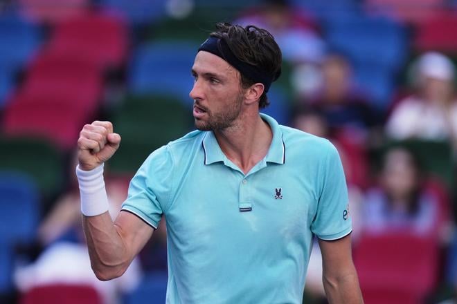 Na snímke francúzsky tenista Arthur Rinderknech sa raduje po úspešnej výmene proti Kanaďanovi Felixovi Augerovi-Aliassimeovi vo štvrťfinále mužskej dvojhry na turnaji ATP v Šanghaji.