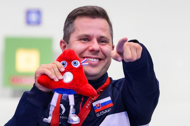 Slovenský reprezentant v parastreľbe Radoslav Malenovský nadviazal na ME v Osijeku na strieborný úspech na paralympiáde v Paríži 2024. 
