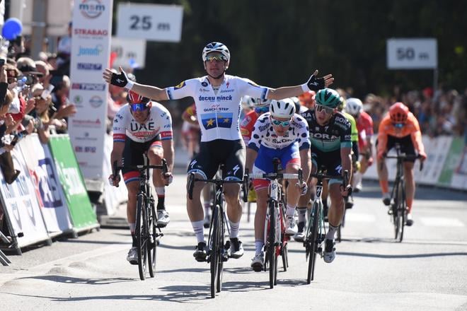 Archívna fotografia - V popredí Talian Elia Viviani víťazí v záverečnej 4. etape 63. ročníka cyklistických pretekov Okolo Slovenska.