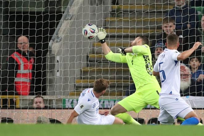 Patrik Hrošovský (dole) si strieľa vlastný gól v zápase so Severným Írskom. Loptu sa snaží zachytiť Martin Dúbravka.