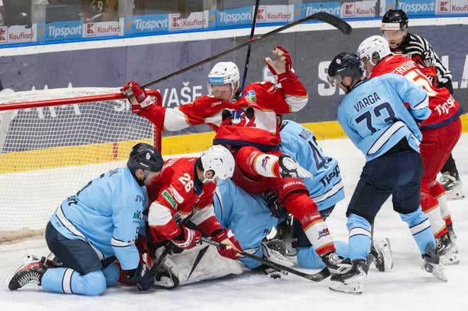 Skrumáž pred bránou Slovana (modré dresy) v zápase 10. kola hokejovej extraligy HC Slovan Bratislava - HK 32 Liptovský Mikuláš.