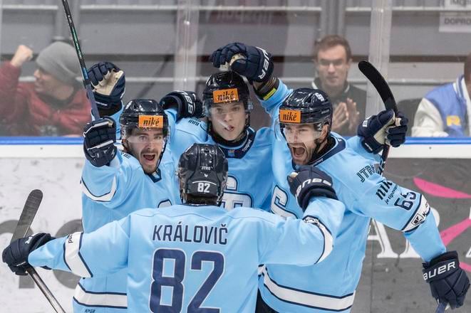 Na snímke hráči Slovana zľava Tomáš Královič, Robert Varga, Andrej Fabuš, ktorý strelil kapitán Tomáš Marcinko v zápase 10. kola hokejovej Tipsport extraligy HC Slovan Bratislava - HK 32 Liptovský Mikuláš v Bratislave v piatok 10. októbra 2025.