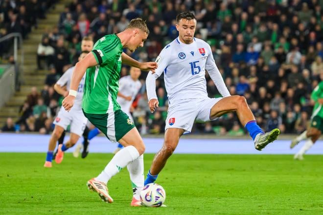 David Strelec (vpravo) mal v druhom polčase za stavu 0:1 veľkú šancu, ale sám pred severoírskym brankárom neuspel.