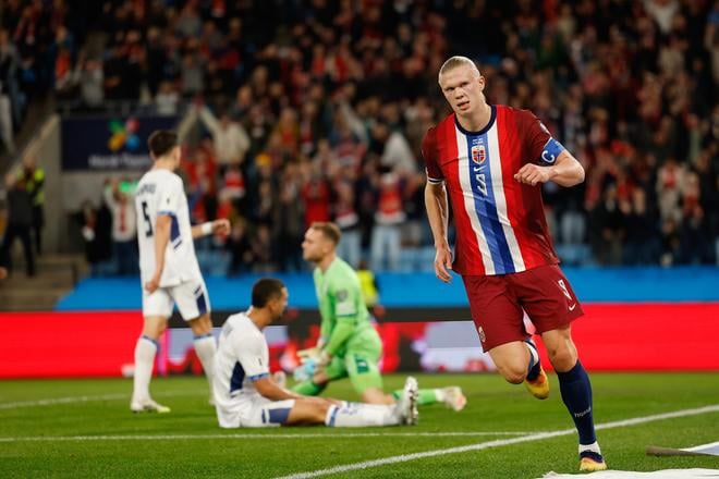 Haaland oslavuje druhý gól svojho tímu počas kvalifikačného zápasu na Majstrovstvá sveta vo futbale medzi Nórskom a Izraelom.
