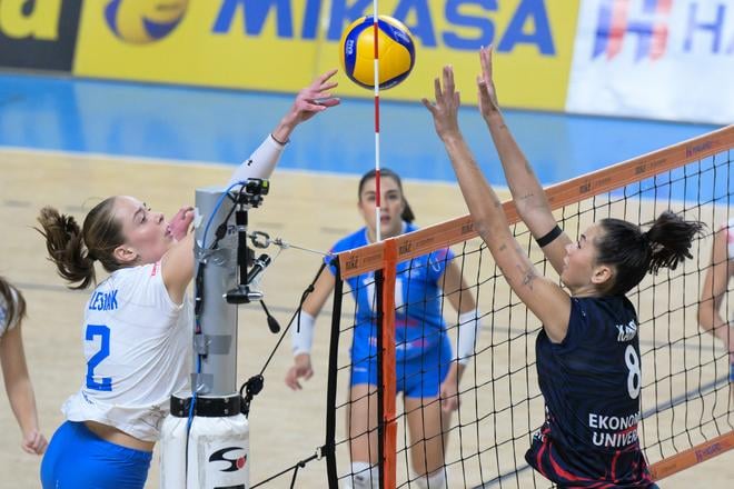 Zľava Agata Lesiaková (Nitra) a Michaela Kánová (Bratislava) v zápase prvého kola Niké extraligy vo volejbale žien medzi Volley project UKF Nitra - KOOPERATIVA Slávia EUBA 11. októbra 2025 v Nitre.