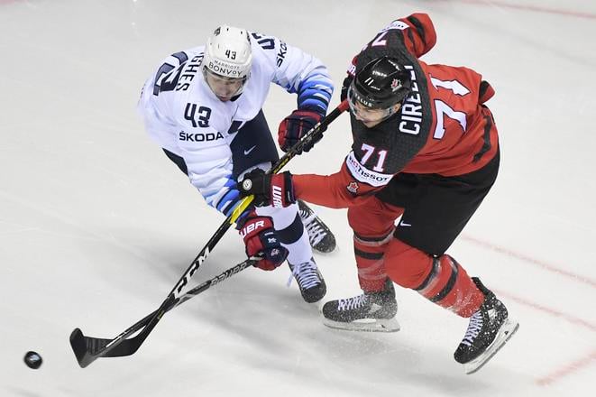 Na snímke vpravo Anthony Cirelli (Kanada), vľavo Quinn Hughes (USA) v zápase základnej A-skupiny Kanada – USA na 83. majstrovstvách sveta v ľadovom hokeji v Košiciach 21. mája 2019.