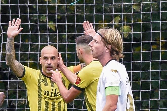 Strelec jediného gólu zápasu, kapitán Interu Juraj Piroska (uprostred) oslavuje so spoluhráčmi svojí gól, vpravo kapitán Petržalky Lukáš Gašparovič.
