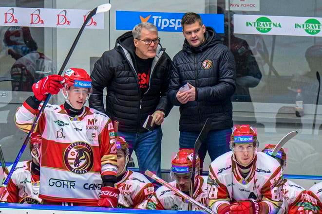 V pozadí vľavo hlavný tréner HC Prešov Kai Suikkanen.
