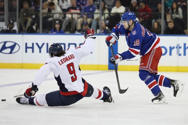 Urho Vaakanainen (18) z NY Rangers a Ryan Leonard z Washingtonu Capitals počas zápasu NHL. Washington vyhral 1:0.