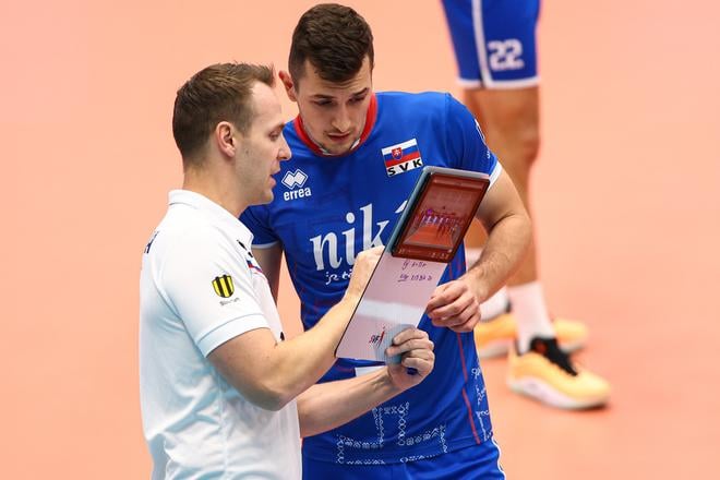 Už bývalý tréner volejbalistov Slovenska Steven Vanmedegael (vľavo) s kapitánom Jakubom Ihnátom.  