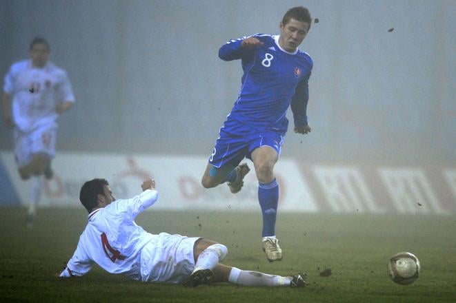 Juraj Kucka v luxemburskej hmle vo februári 2011, keď sa zrodila doteraz jediná prehra Slovenska vo vzájomných zápasoch s týmto súperom.