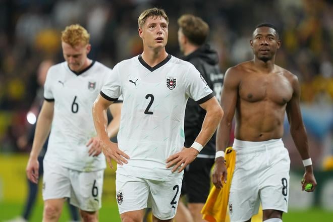 Rakúsky futbalista Alexander Prass (uprostred) reaguje so spoluhráčmi po prehre v zápase H-skupiny kvalifikácie MS 2026 Rumunsko - Rakúsko v Bukurešti.