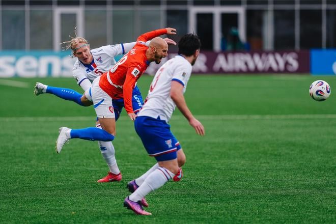 Václav Černý v opatere obrancu faerského národného tímu Andriasa Edmundssona.
