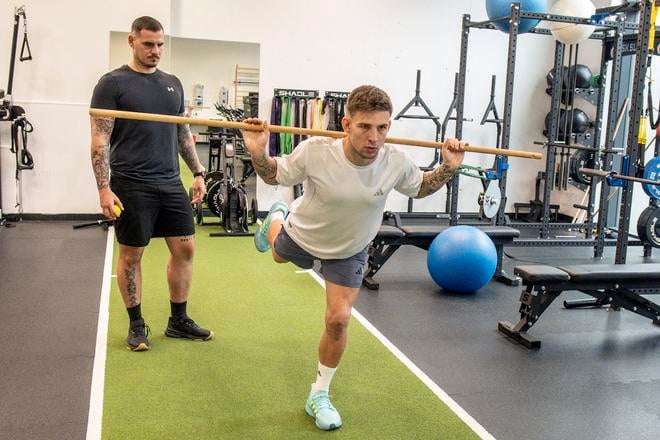 Slovenský futbalový reprezentant Tomáš Suslov 9.októbra v posiľňovni Národného futbalového štadióna Tehelné pole v Bratislave. Suslov sa zotavuje po zranení a operácii ľavého kolena. Vľavo fyzioterapeut Ľudovít Nemec.