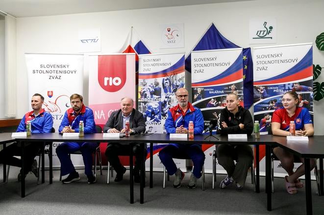 Na snímke zľava reprezentant SR v stolnom tenise Ľubomír Pištej, reprezentačný tréner mužov v stolnom tenise Peter Šereda, predseda Slovenského stolnotenisového zväzu (SSTZ) Anton Hamran, reprezentačný tréner v stolnom tenise Jaromír Truksa, reprezentantka SR v stolnom tenise Barbora Várady a reprezentantka SR v stolnom tenise Tatiana Kukuľková počas tlačovej konferencie k majstrovstvám Európy družstiev v stolnom tenise v Zadare.