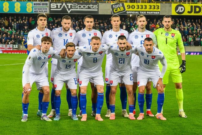Na snímke hráči základnej jedenástky Slovenska pózujú pred zápasom A-skupiny európskej kvalifikácie MS2026 vo futbale mužov Severné Írsko - Slovensko v Belfaste.