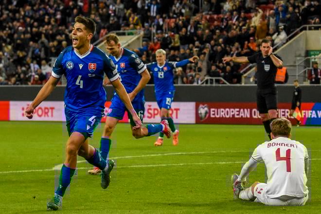 Kvalifikácia na MS 2026 Slovensko - Luxembursko 13. októbra v Trnave. Adam Obert (vľavo) otvoril skóre zápasu.
