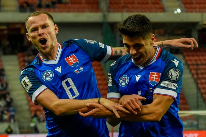 Kvalifikácia na MS 2026 Slovensko - Luxembursko 13. októbra v Trnave. Adam Obert (vpravo) otvoril skóre zápasu. Vľavo Ondrej Duda.