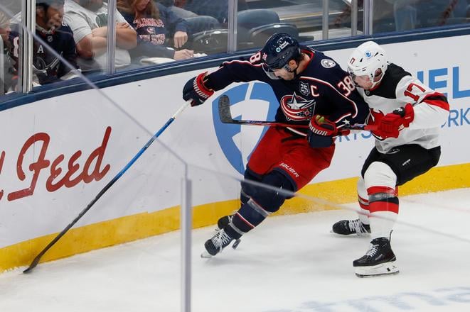 Šimon Nemec (vpravo) hákuje hráča Columbusu Blue Jackets Boona Jennera.