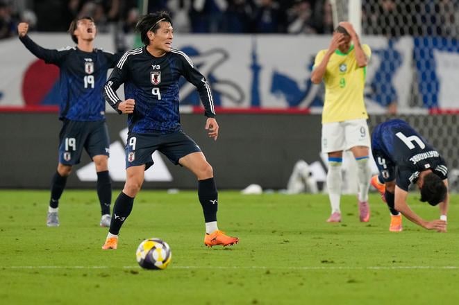 Japonskí hráči sa tešia z gólu v priateľskom zápase proti Brazílii.
