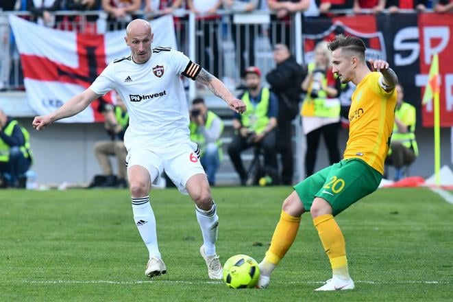 Michal Škvarka (vpravo) sa vrátil do MŠK Žilina, ale zatiaľ bude pôsobiť iba v B-mužstve.