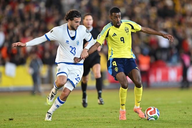 Ani Alexander Isak (vpravo) z FC Liverpool nedokázal zabrániť prehre Švédska proti Kosovu 0:1.