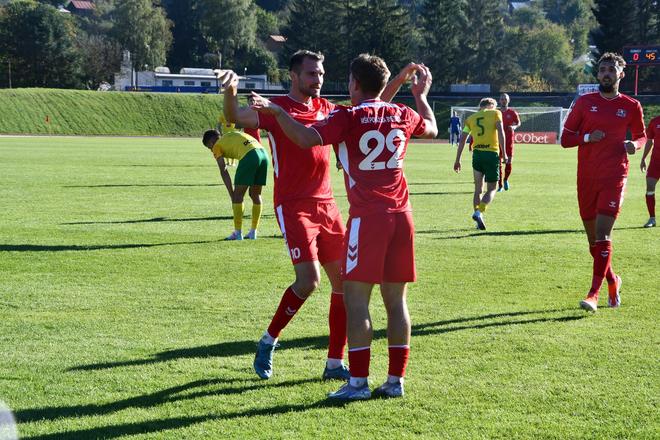 Považská Bystrica sa na bratislavských Pasienkoch až štyrikrát tešila zo streleného gólu a napokon aj z trojbodového zisku. V zápase exceloval bývalý slovanisti Rudolf Božik (s číslom 22, na archívnom zábere) s bilanciou 2+1.