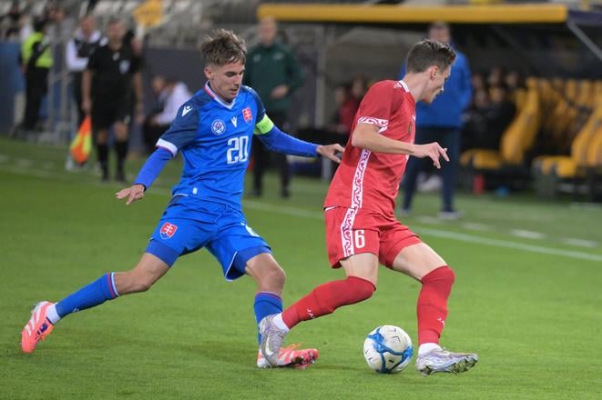 Vľavo hráč Slovenska Mário Sauer a hráč Moldavska Vladislav Costin počas kvalifikačného zápasu ME 2027 hráčov do 21 rokov.