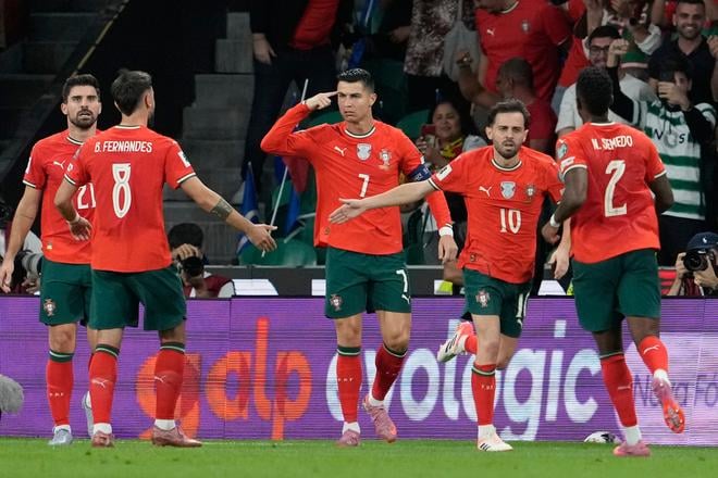 Cristiano Ronaldo sa raduje so spoluhráčmi po strelení gólu v zápase F-skupiny európskej kvalifikácie na MS 2026.