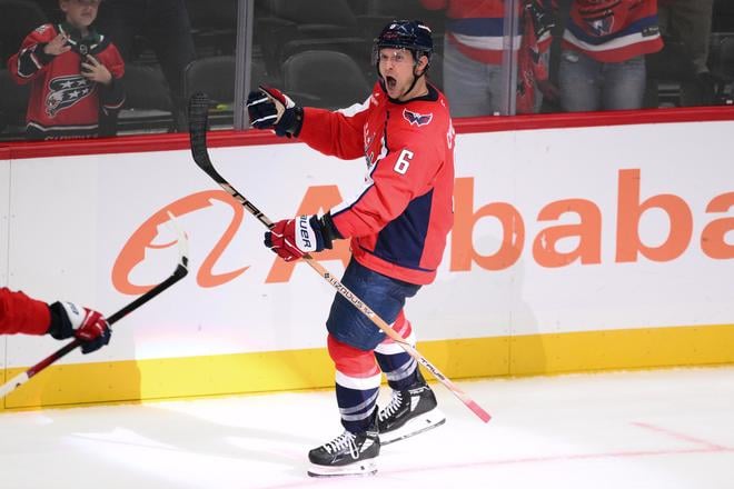 Obranca Washingtonu Capitals akob Chychrun oslavuje víťazný gól v predĺžení proti Tampe Bay.