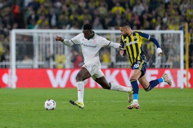 Jediný gól Maroka v súboji s Kongom strelil Youssef En-Nesyri (vpravo, v zápase Európskej ligy v drese Fenerbahce Istanbul proti francúzskemu Nice).
