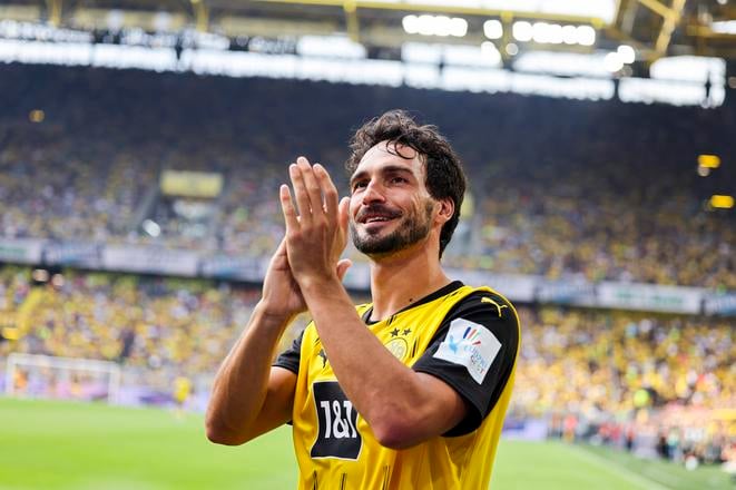 Mats Hummels máva divákom v Dortmunde, v septembri 2024.