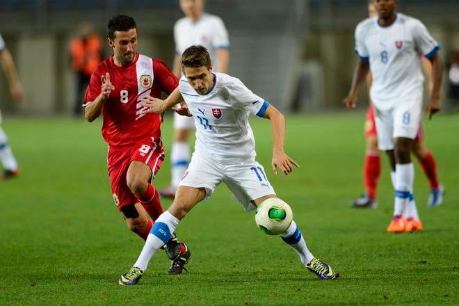 Jakub Sylvestr (vpravo z reprezentačného duelu s Gibraltarom) pomohol Zvolenu zdolať Malženice dvoma gólmi.