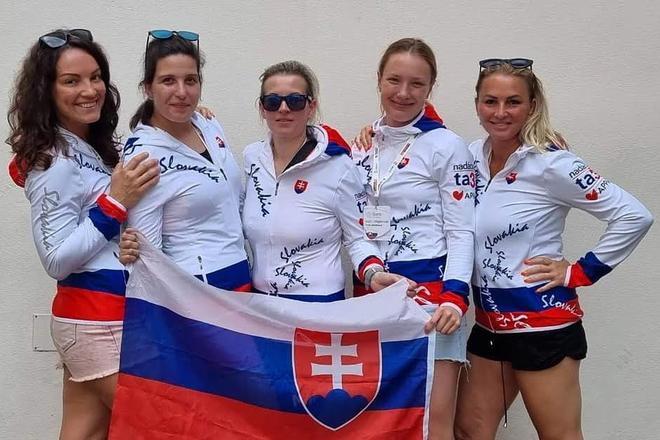 Petra Hruška Morkišová (prvá sprava) a Dominika Kovačičová (druhá zľava) spoločne so svojim tímom, ktorí sa stará o deti v plaveckom klube ŠK Víťaz.