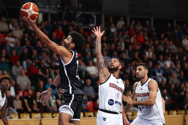 Noah Reynolds (Prievidza), Darnell Antonio Edge a Michalis Koumis (obidvaja Keravnos) bojujú o loptu počas zápasu D-skupiny Európskeho pohára FIBA Prievidza - Keravnos.