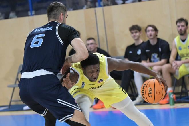 Marko Radovanovič (vľavo z ligového duelu s Košicami) nastrieľal na palubovke Manchestru 25 bodov.
