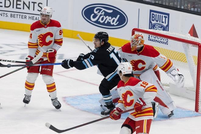 Brandon Tanev (Utah) pred bránou Calgary.