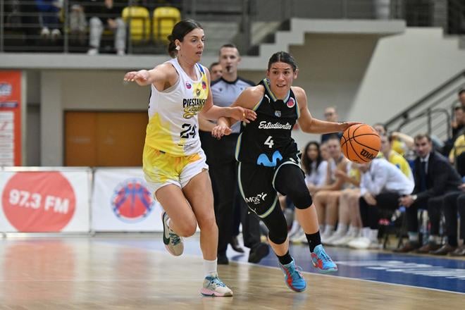 Na snímke vľavo hráčka Čajok Evita Herminjard a hráčka Estudiantes Aleksandra Stanacev počas zápasu ženského basketbalového Eurocup-u medzi Piešťanskými Čajkami a Movistar Estudiantes Madrid.