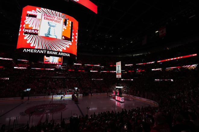 Pred úvodným zápasom sezóny 2025/2026 vyvesili na Floride vlajku za víťazstvo v Stanley Cupe.