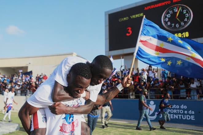Kapverdský futbalista Stopira (dole) sa raduje so spoluhráčom po víťazstve nad Svazijskom v kvalifikácii na MS 2026 v kapverdskom hlavnom meste Praia.