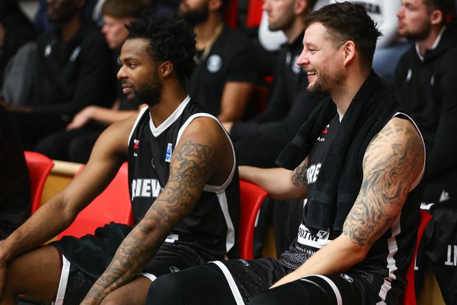 Výborná nálada na prievidzskej lavičke: Femi Odukale (vľavo) a kapitán Marek Jašš sa mohli spokojne usmievať, Hornonitrania zdolali Keravnos o 14 bodov.