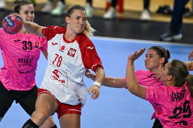 Paulina Uścinowiczová(uprostred) strieľa cez Slovenku Viktóriu Györiovú (vpravo) v zápase Poľsko - Slovensko v poľskom meste Mielec.