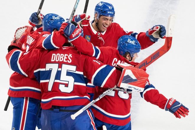 Cole Caufield sa teší so spoluhráčmi z Montreal Canadiens z víťazstva nad Nashvillom Predators.