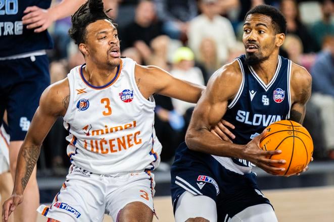 Na snímke zľava Eric Boone (Lúčenec) a Jacob Evans (Slovan) počas úvodného zápasu sezóny BC Slovan Bratislava - BKM Lúčenec 27. septembra 2025 v Bratislave.